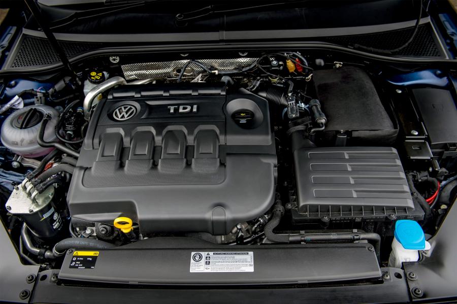 Моторный отсек Volkswagen Passat Estate BlueMotion 2015 года  (UK) (фото 27 из 30)